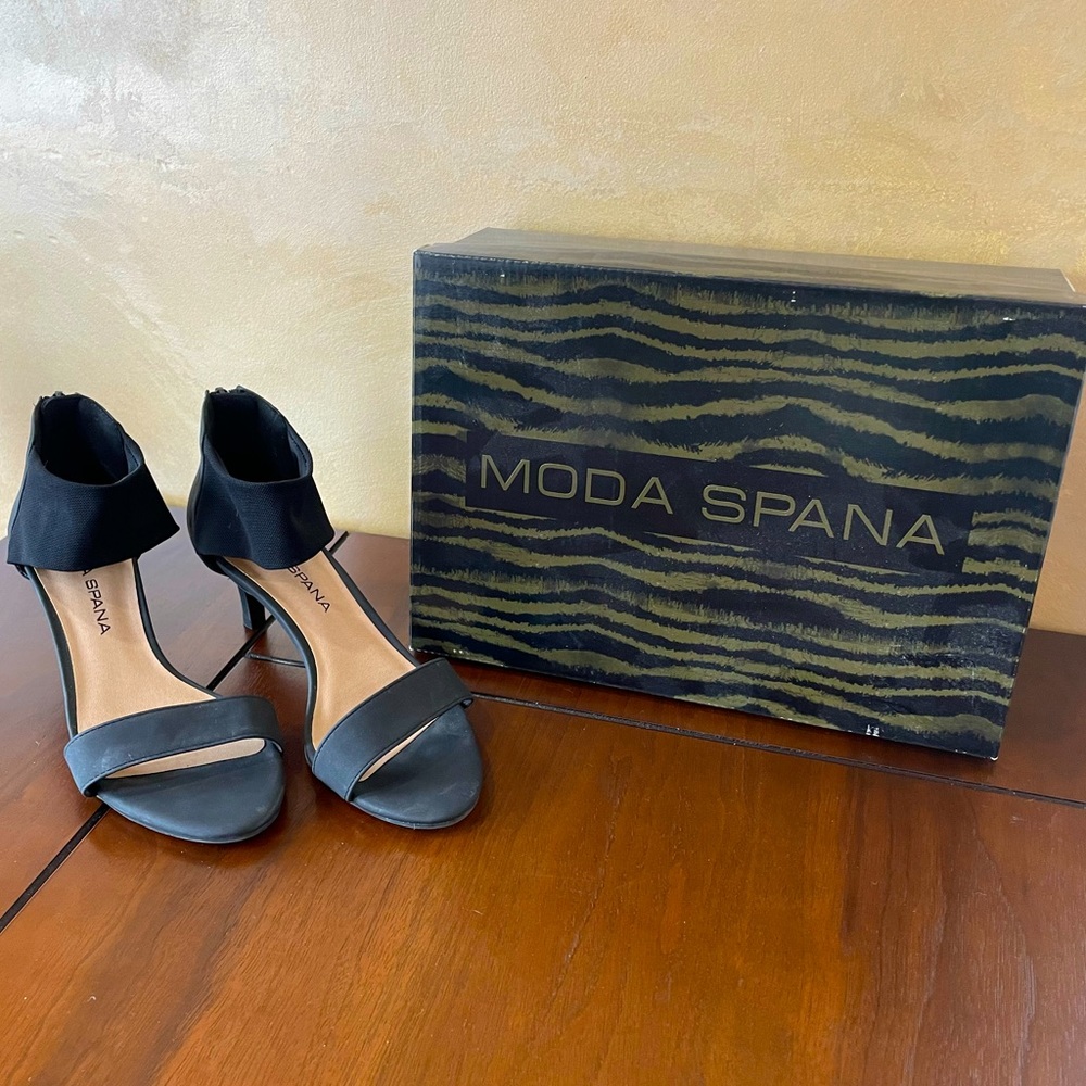 Moda Spana black suede low heel